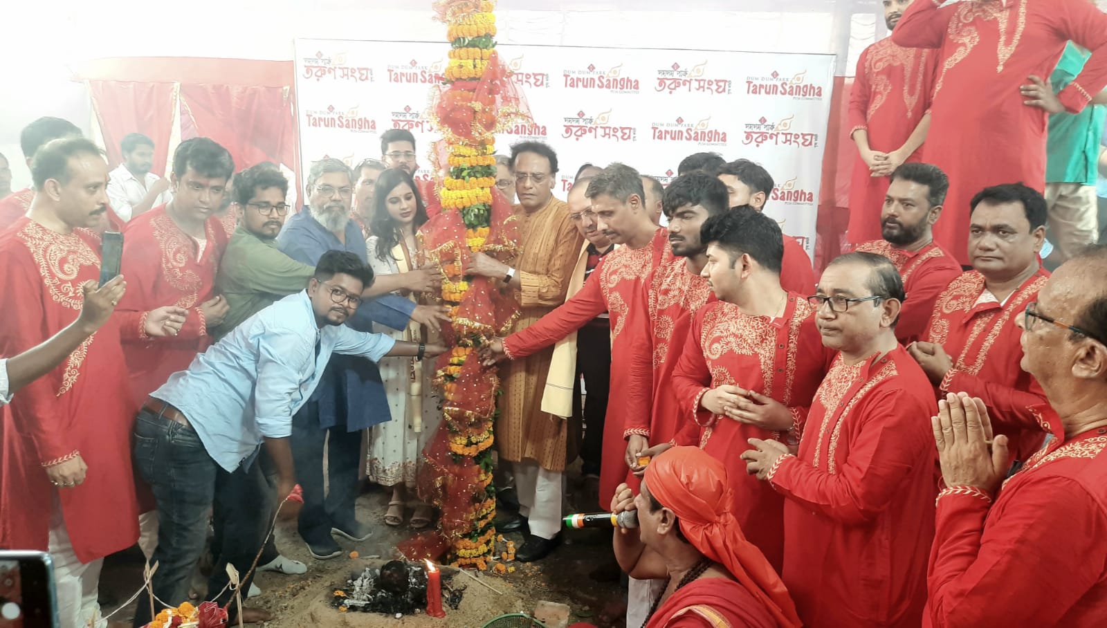 দমদম পার্কে বিশিষ্টজনদের উপস্থিততে তরুণ সংঘের খুঁটি পুজো