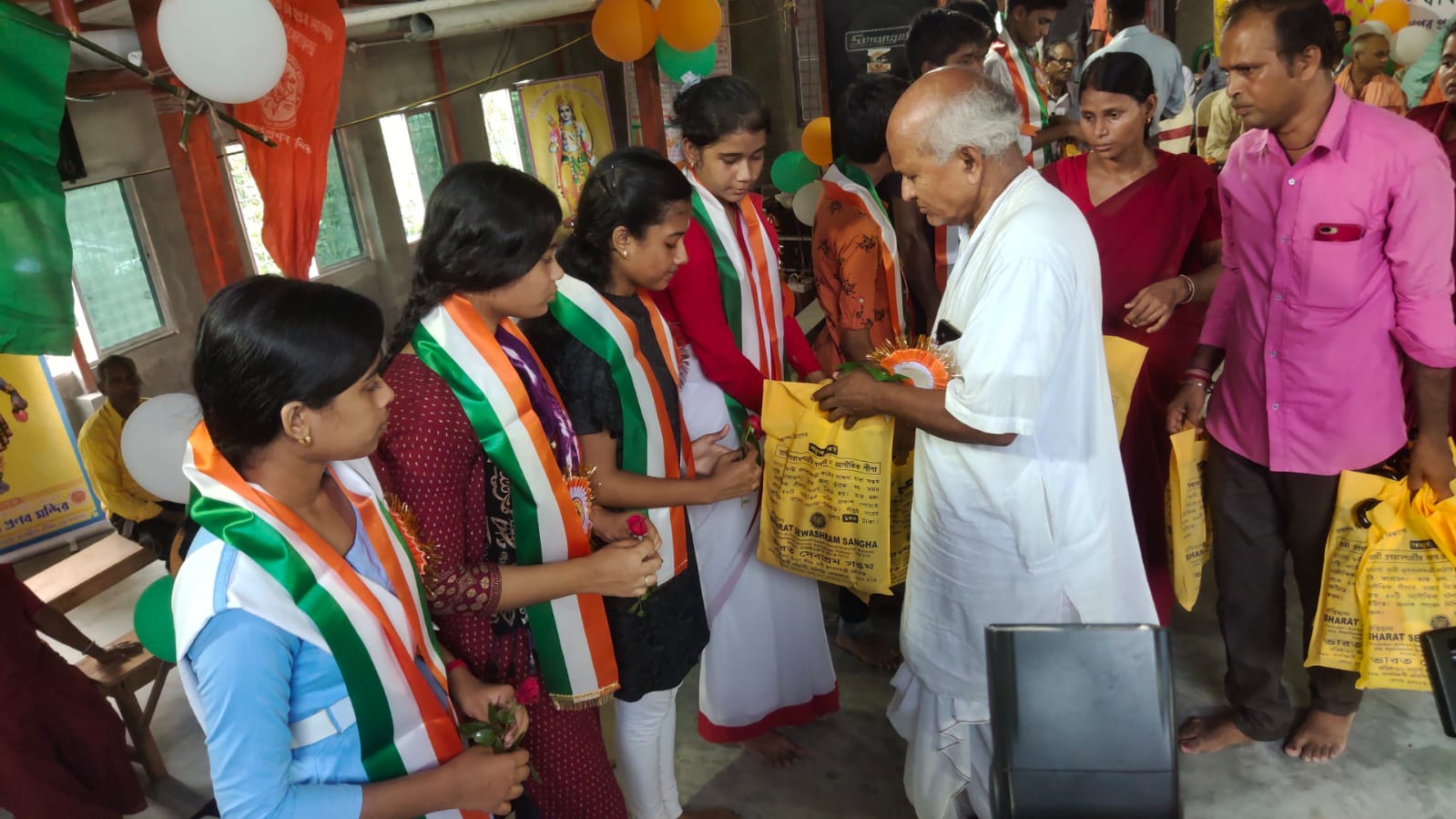 স্বাধীনতা দিবসে কৃতি ছাত্রছাত্রীদের সম্বর্ধনা