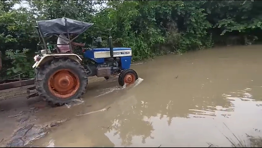 সেতু পেরোতে গিয়ে জলের তোড়ে ভেসে গেল ট্রাক্টর, প্রাণে বাঁচলেন চালক সহ ৬ যাত্রী