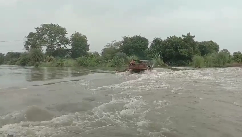 সেতু পেরোতে গিয়ে জলের তোড়ে ভেসে গেল ট্রাক্টর, প্রাণে বাঁচলেন চালক সহ ৬ যাত্রী