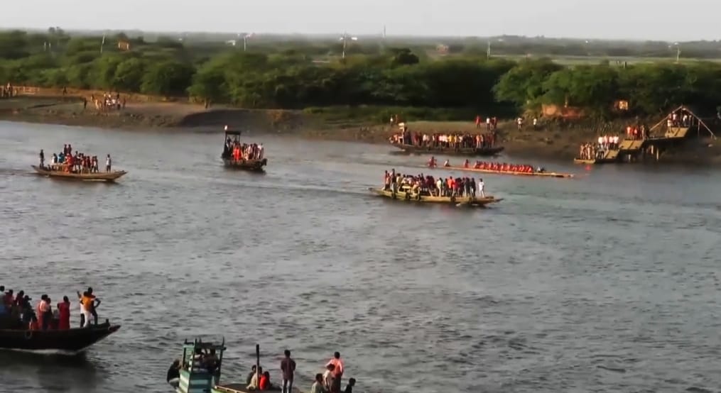 শারদীয়া উৎসবের আগে নৌকো বাইচ প্রতিযোগিতা