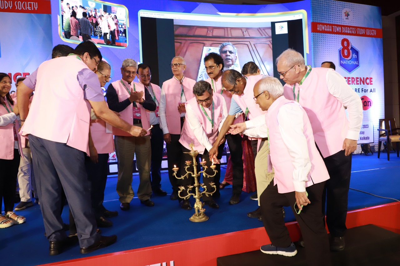 জাঙ্ক ফুডের ব্যবহার কমিয়ে শরীর চর্চার মাধ্যমে ডায়াবেটিসের মতো রোগকে নিয়ন্ত্রণে আনা