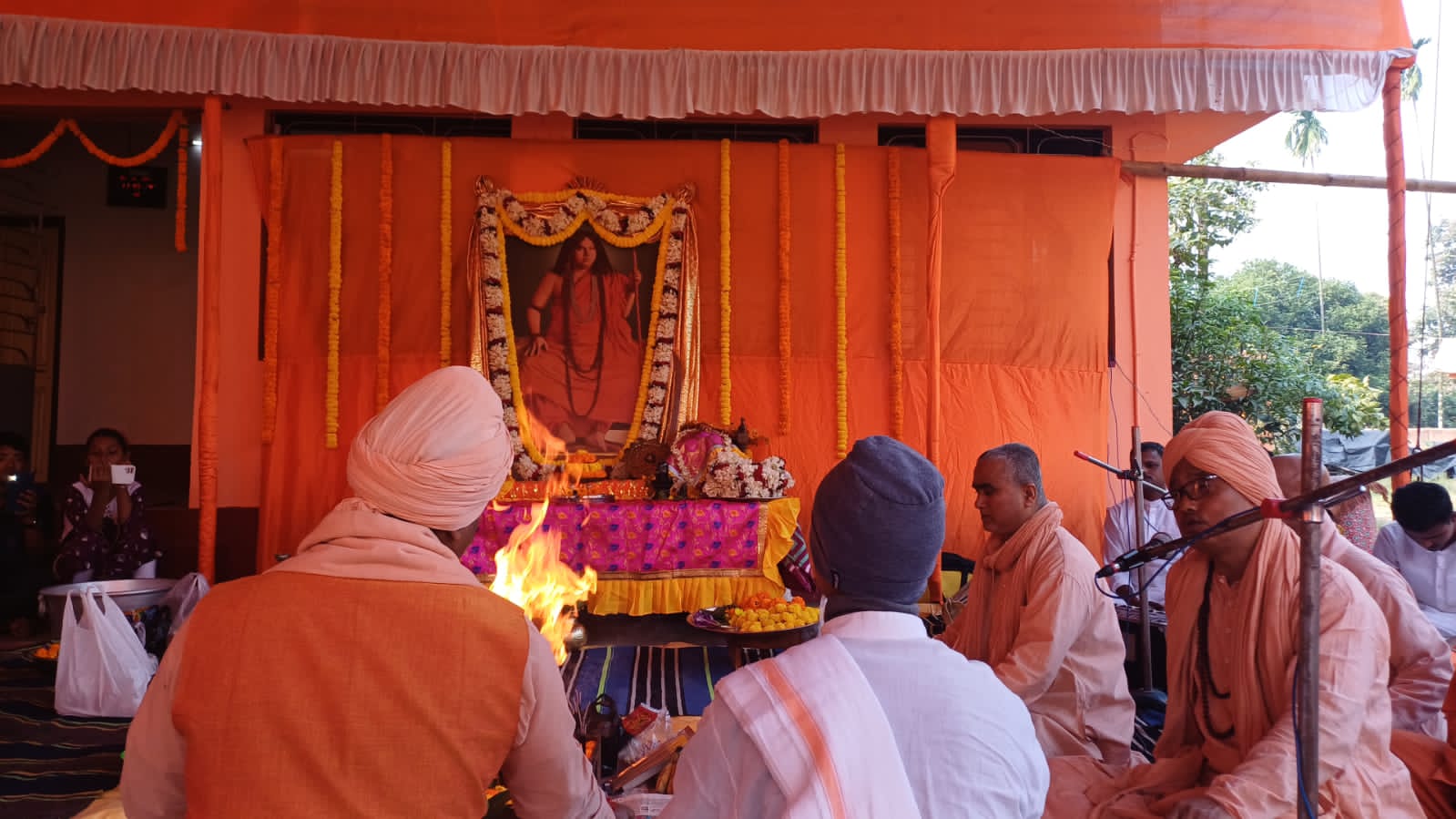 গীতা পাঠ, ভজন - কীর্তন, বৈদিক বিশ্ব শান্তিযজ্ঞ, পূজারতি, দরিদ্র নরনারায়ণ সেবার আয়োজন করা হয়