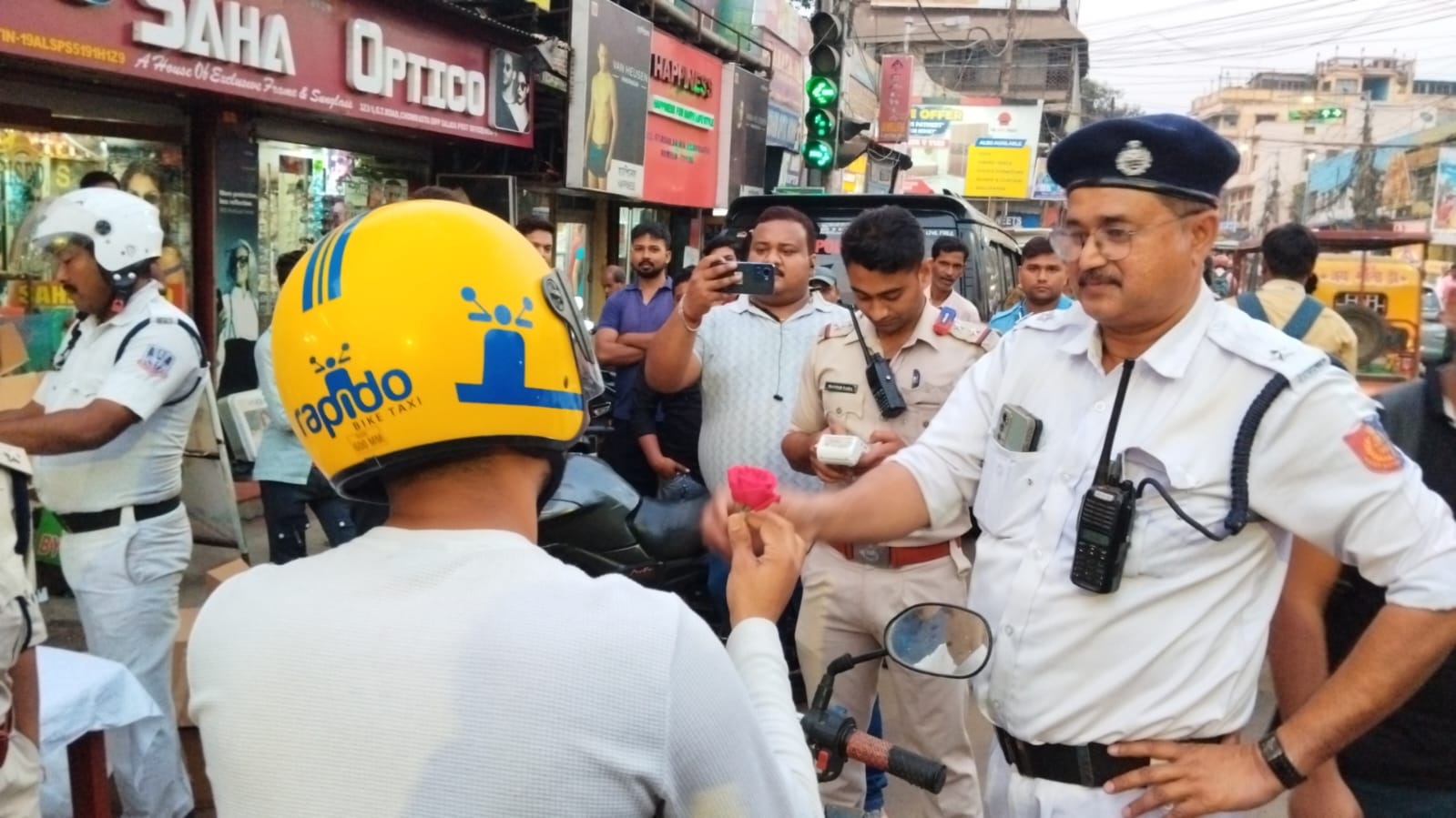 ভাষা দিবসে সচেতনতা প্রচার Rapido'র, বাইক চালকদের হেলমেট, গোলাপ দিল Rapido