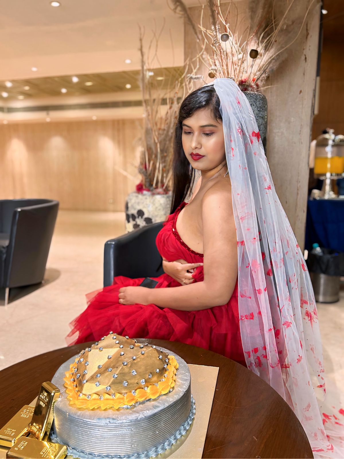 হীরের কেক কেটে জন্মদিন পালন কলকাতার মডেল হেমশ্রীর