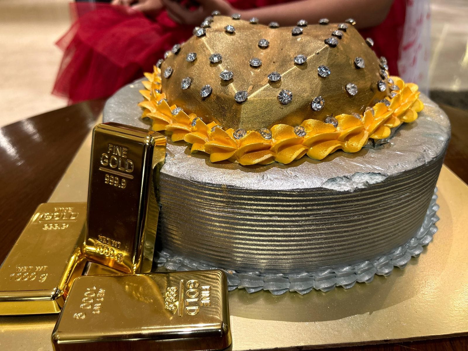 হীরের কেক কেটে জন্মদিন পালন কলকাতার মডেল হেমশ্রীর