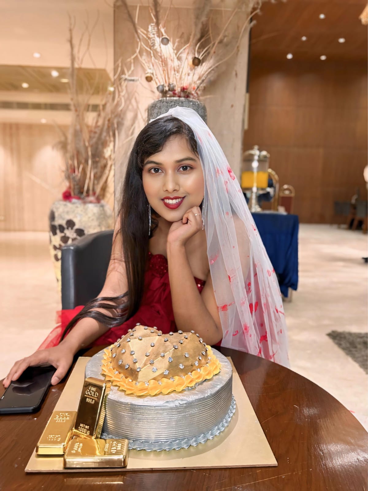 হীরের কেক কেটে জন্মদিন পালন কলকাতার মডেল হেমশ্রীর