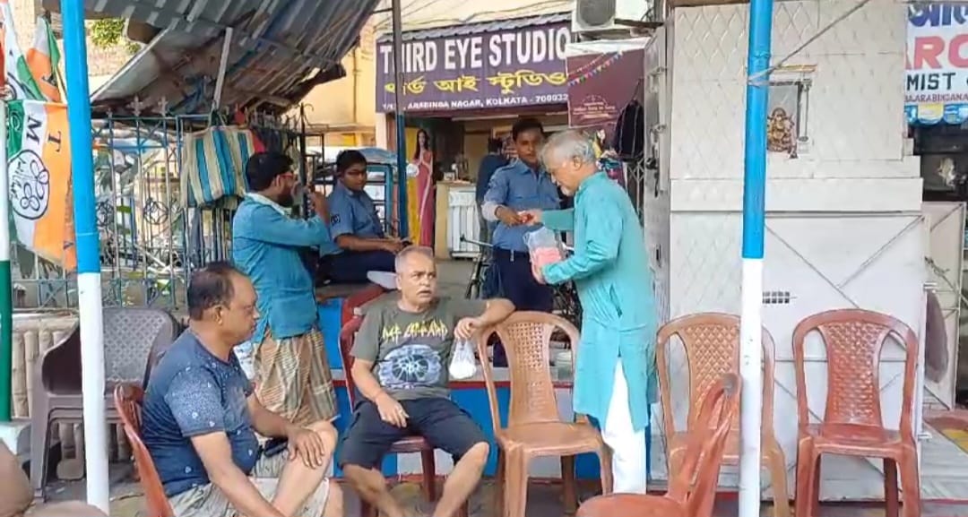 প্রচন্ড গরমে পথচারীদের বিনামূল্যে ঠান্ডা পানীয় তুলে দিলেন সমাজসেবী দেবাশীষ বন্দ্যোপাধ্যায়