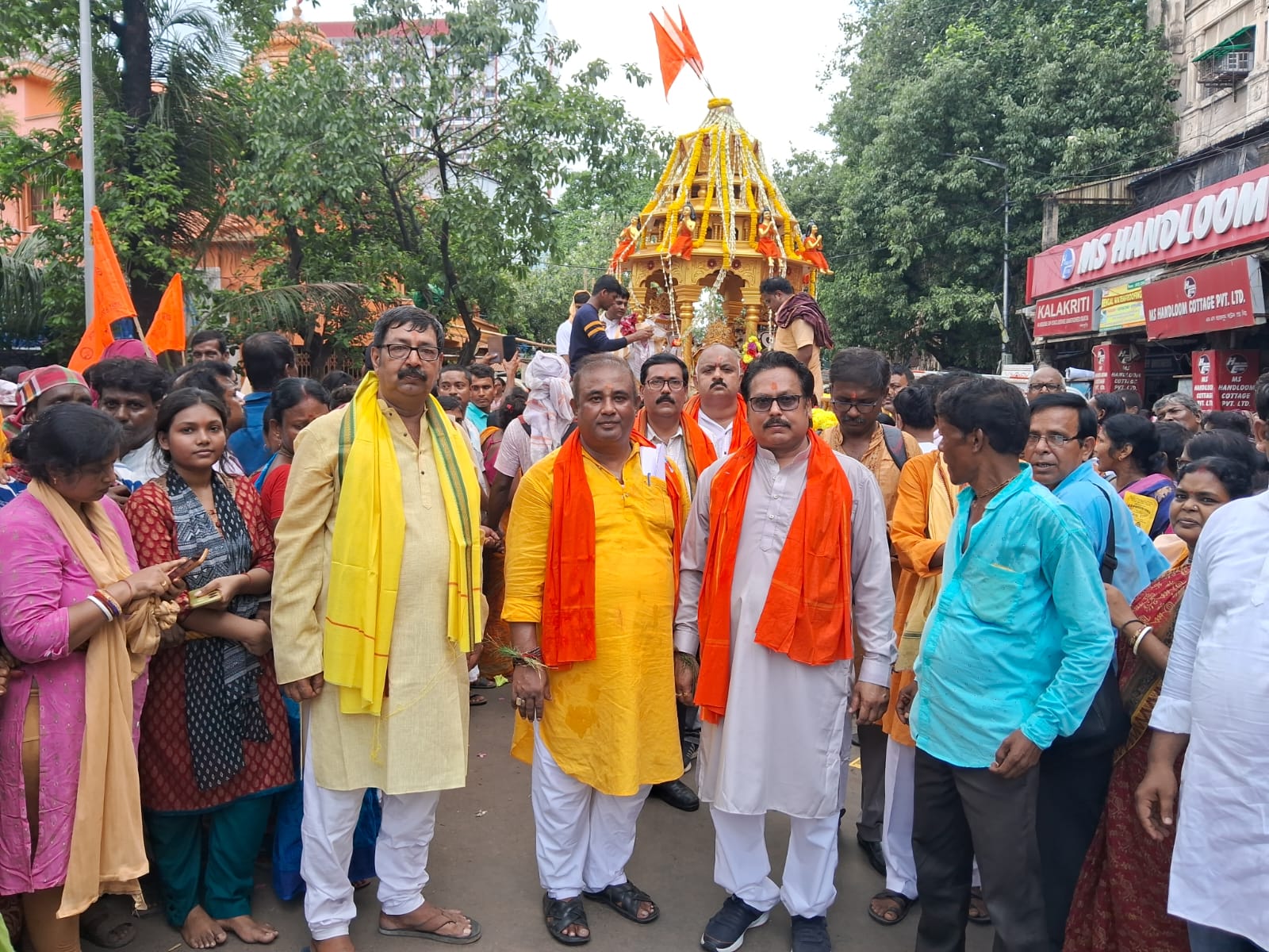 কলকাতায় রথের দড়িতে টান দিলেন শিল্পীরা