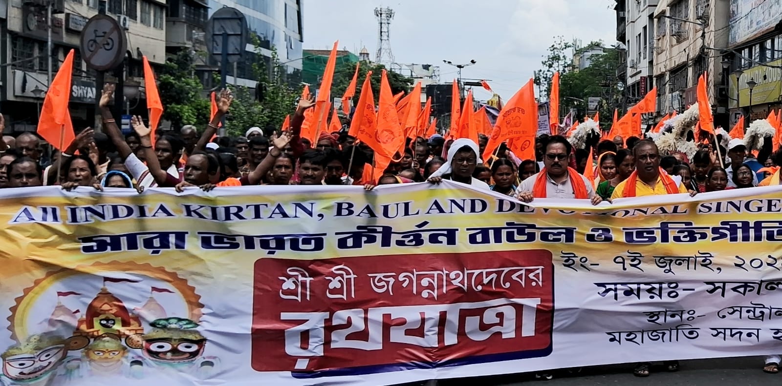 কলকাতায় রথের দড়িতে টান দিলেন শিল্পীরা