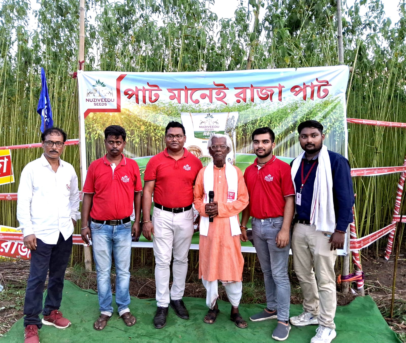 পাটের গান গাইছেন ভাদু শিল্পি রতন কাহার