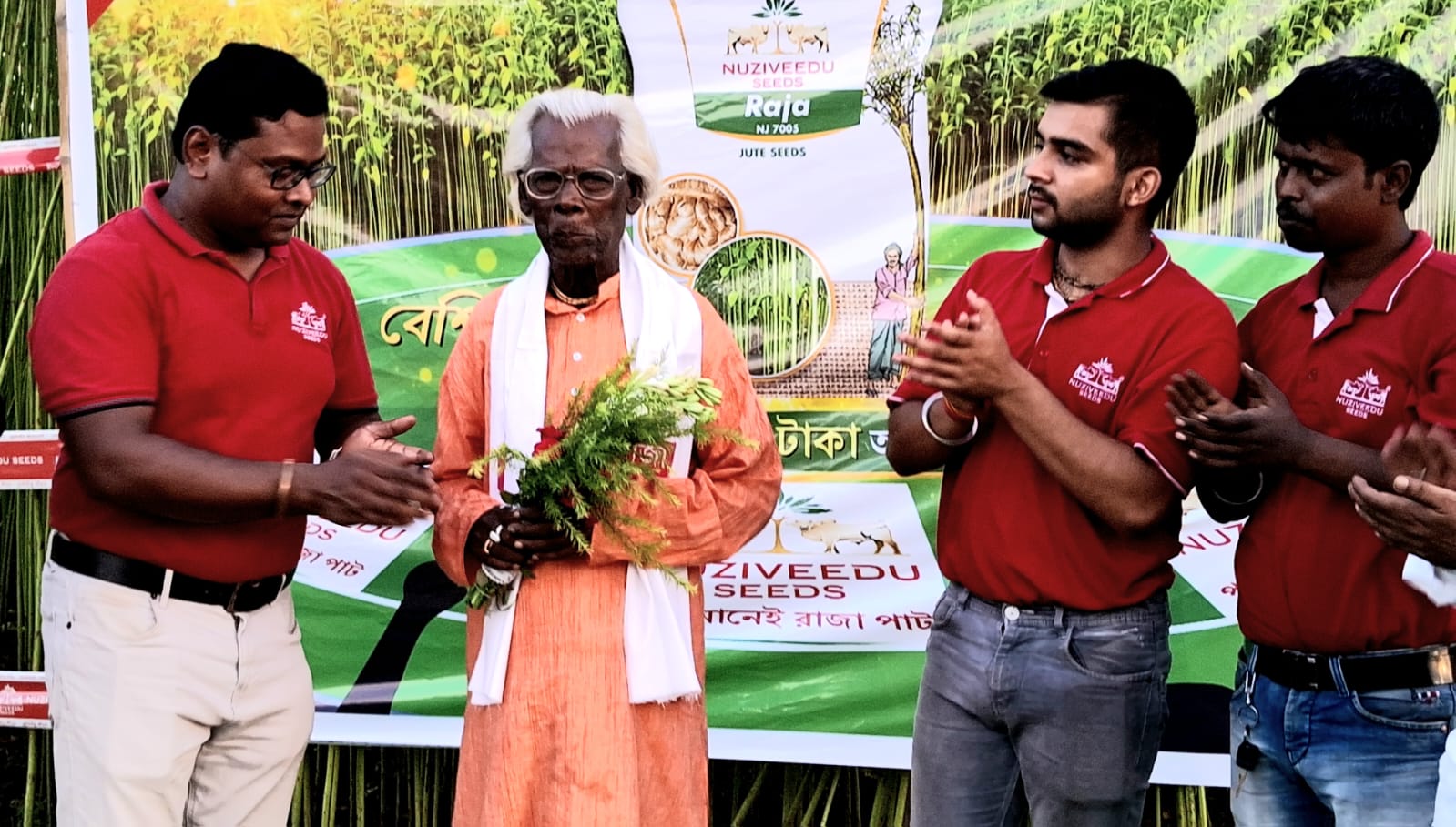 পদ্মশ্রী পেলেও অভাব ঘোচেনি, এবার পাটের গান গাইছেন ভাদু শিল্পি রতন কাহার