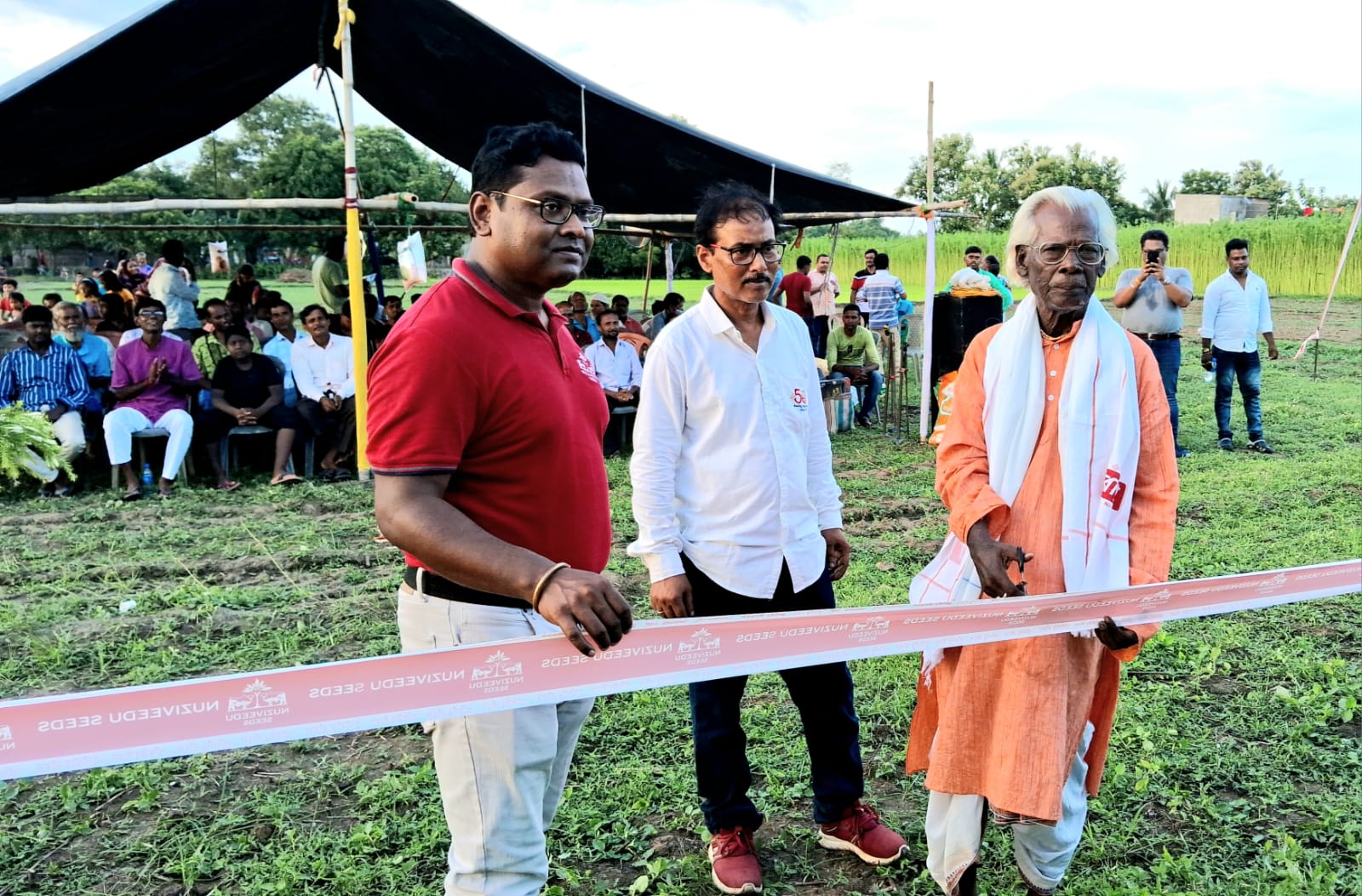 পাটের গান গাইছেন ভাদু শিল্পি রতন কাহার
