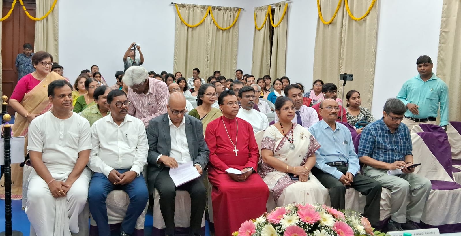 বিভিন্ন পুথি ও প্রাচীন বই উদ্ধার, সংরক্ষণ ও পুর্নমূদ্রণ করে