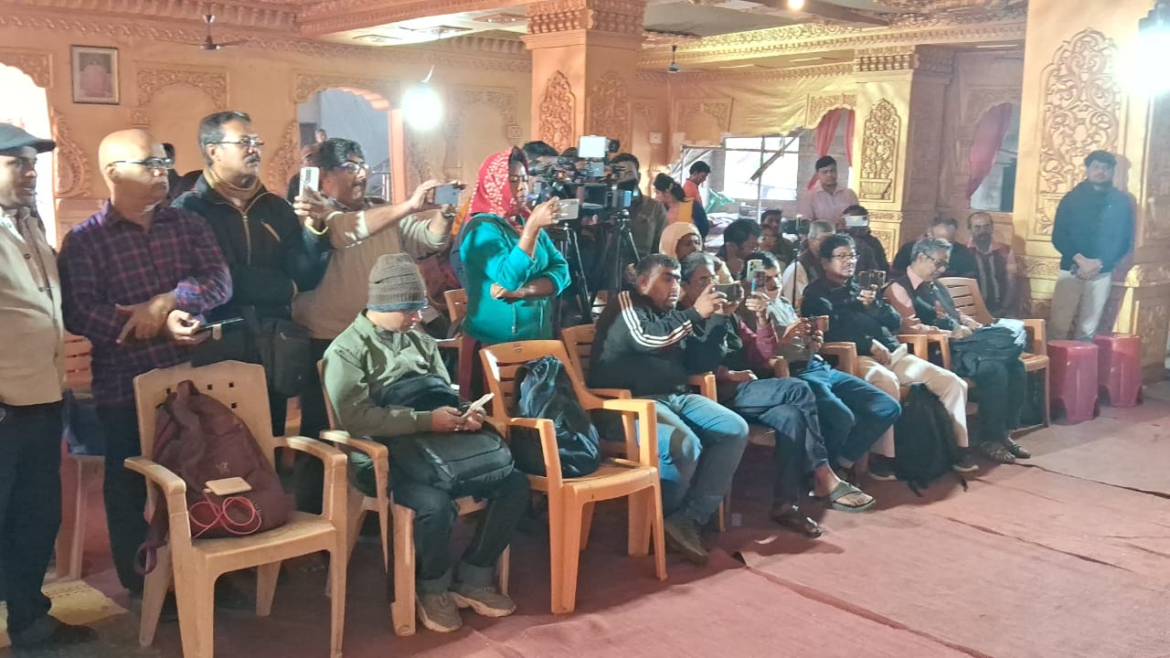 সুন্দরবনের পিছিয়ে পড়া এলাকার ছাত্রছাত্রীদের পুস্তক ও পাঠ্য সামগ্রী তুলে দিল ভারত সেবাশ্রম