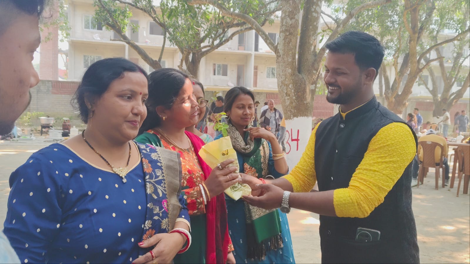 পিকনিকে এসেও চারাগাছ বিতরণ উইনার ওয়েলফেয়ার ট্রাস্টের