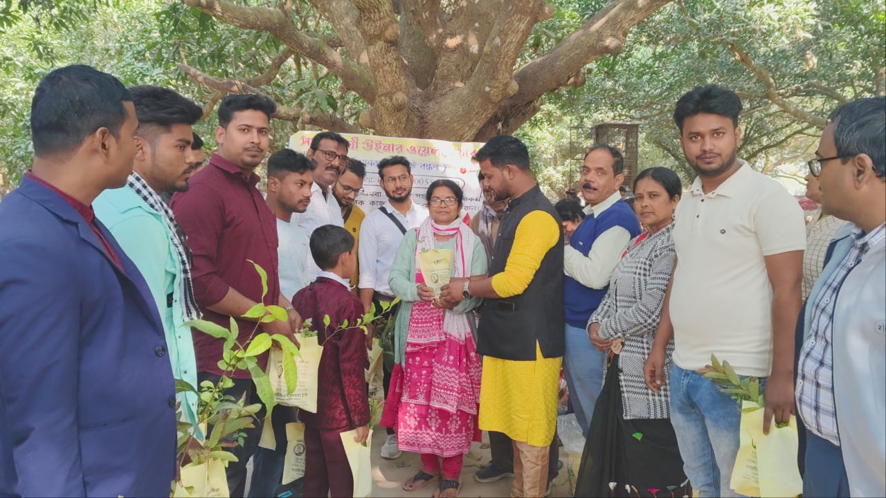 পিকনিকে এসেও চারাগাছ বিতরণ উইনার ওয়েলফেয়ার ট্রাস্টের