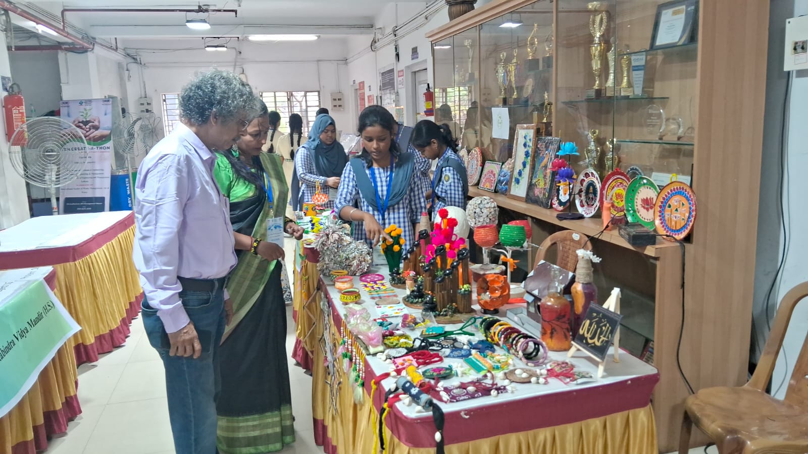 ফেলে দেওয়া বর্জ্য পুনর্ব্যবহার করে পুরষ্কৃত কলকাতা ও শহরতলির স্কুলগুলি