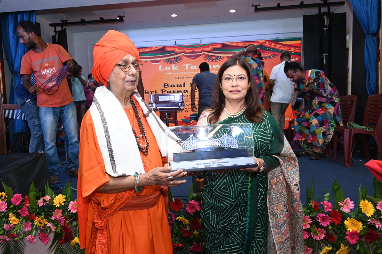 নব্বই পেরিয়েও লোক সঙ্গীতের ঐতিহ্য প্রসারে ব্যস্ত বাউল সম্রাট পূর্ণচন্দ্র দাস