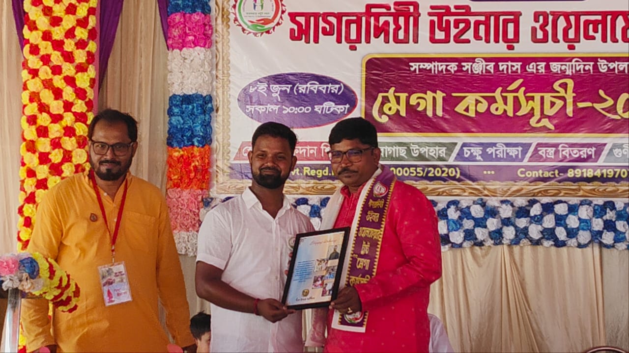 বস্ত্রদান শিবিরেও প্রায় ১০০ জন দুস্থ মহিলাদের মধ্যে তুলে দেওয়া হয় কাপড়