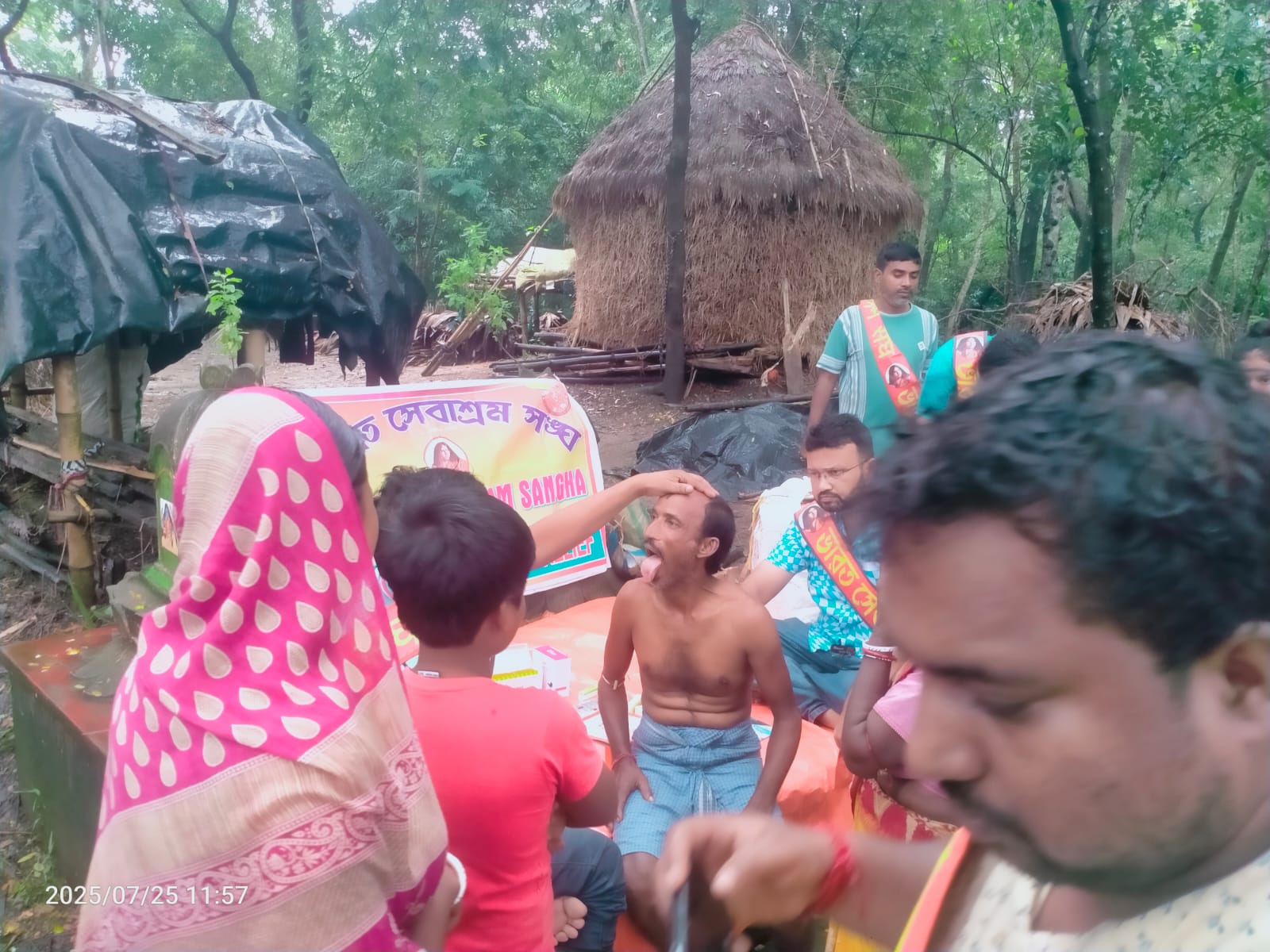 ঘাঁটালে টানা বর্ষণে বন্যা, দুর্গতদের পাশে ভারত সেবাশ্রম সঙ্ঘ