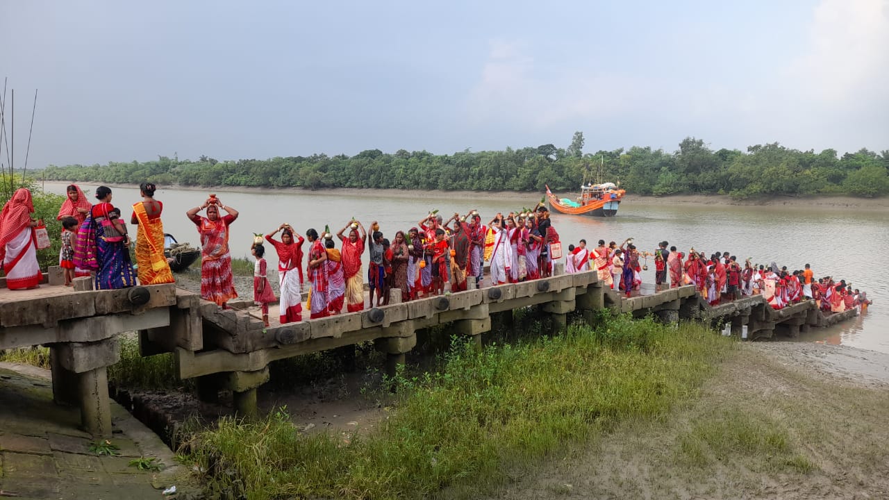 মন্মথপুরে বাবা সঙ্ঘেশ্বরজীর মাথায় জল ঢালতে ভক্তদের উপচে পড়া ভিড়