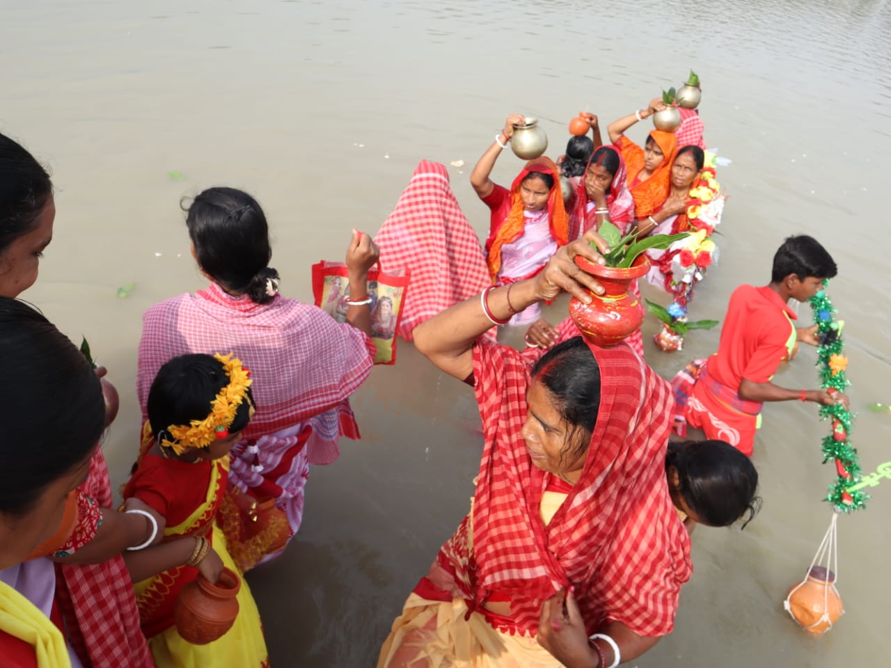 মন্মথপুরে বাবা সঙ্ঘেশ্বরজীর মাথায় জল ঢালতে ভক্তদের উপচে পড়া ভিড়