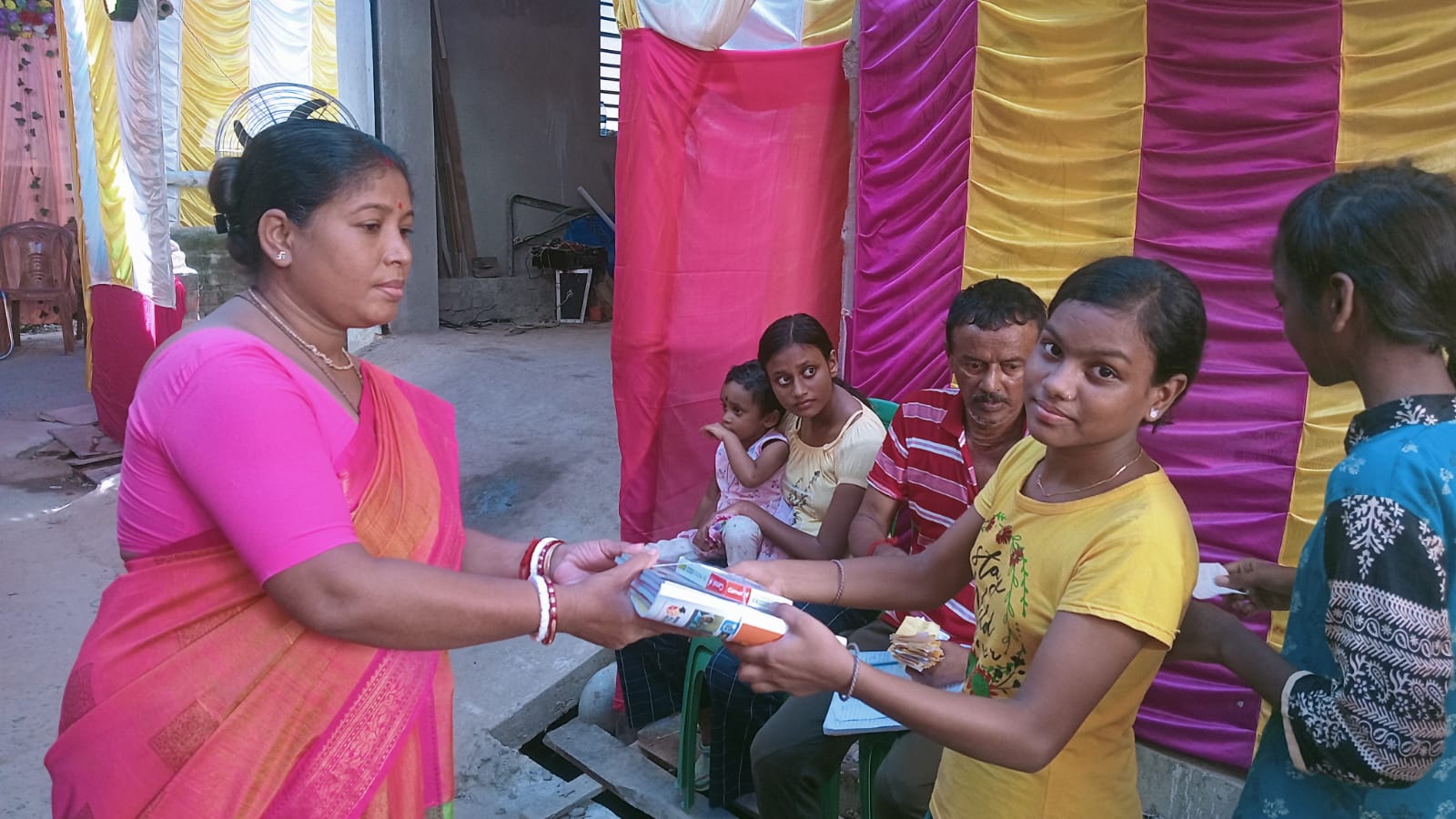 বহু মানুষ স্বেচ্ছায় রক্তদান করেন