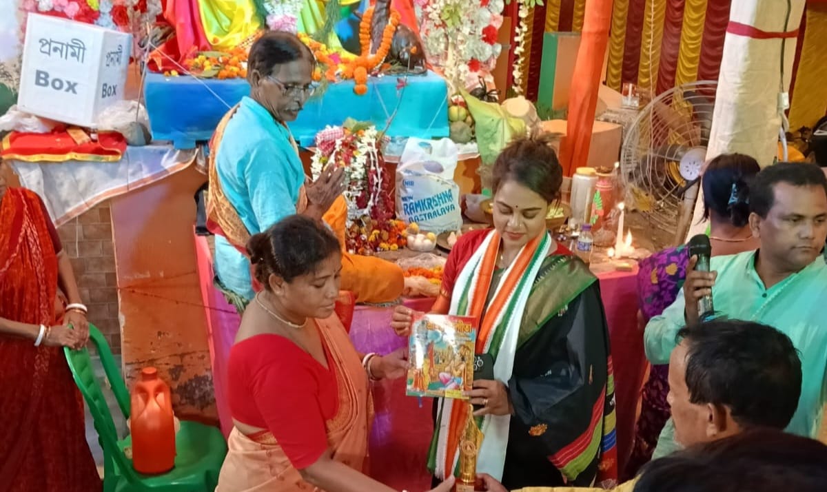 ছাত্রছাত্রীদের নৈতিক চরিত্র ফেরাতে পুজোর আগে গীতা দান গৃহবধূ শিপ্রাণী দেবনাথের