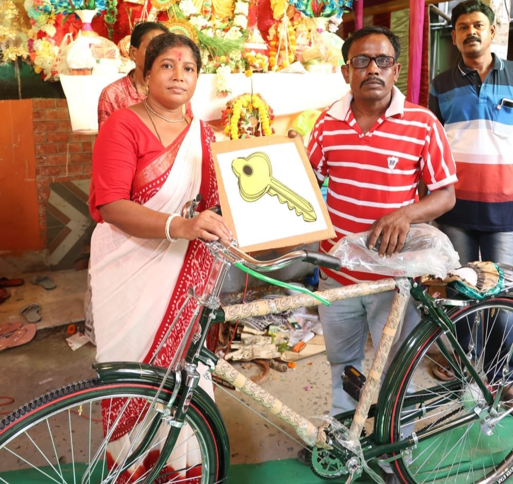 শ্রমিকের হাতে তিনি সাইকেল তুলে দেন
