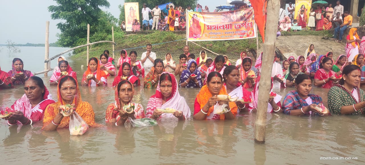 কালনাগিনী নদীর দুই তীরে মহিলাদের এই বিশেষ তর্পণ