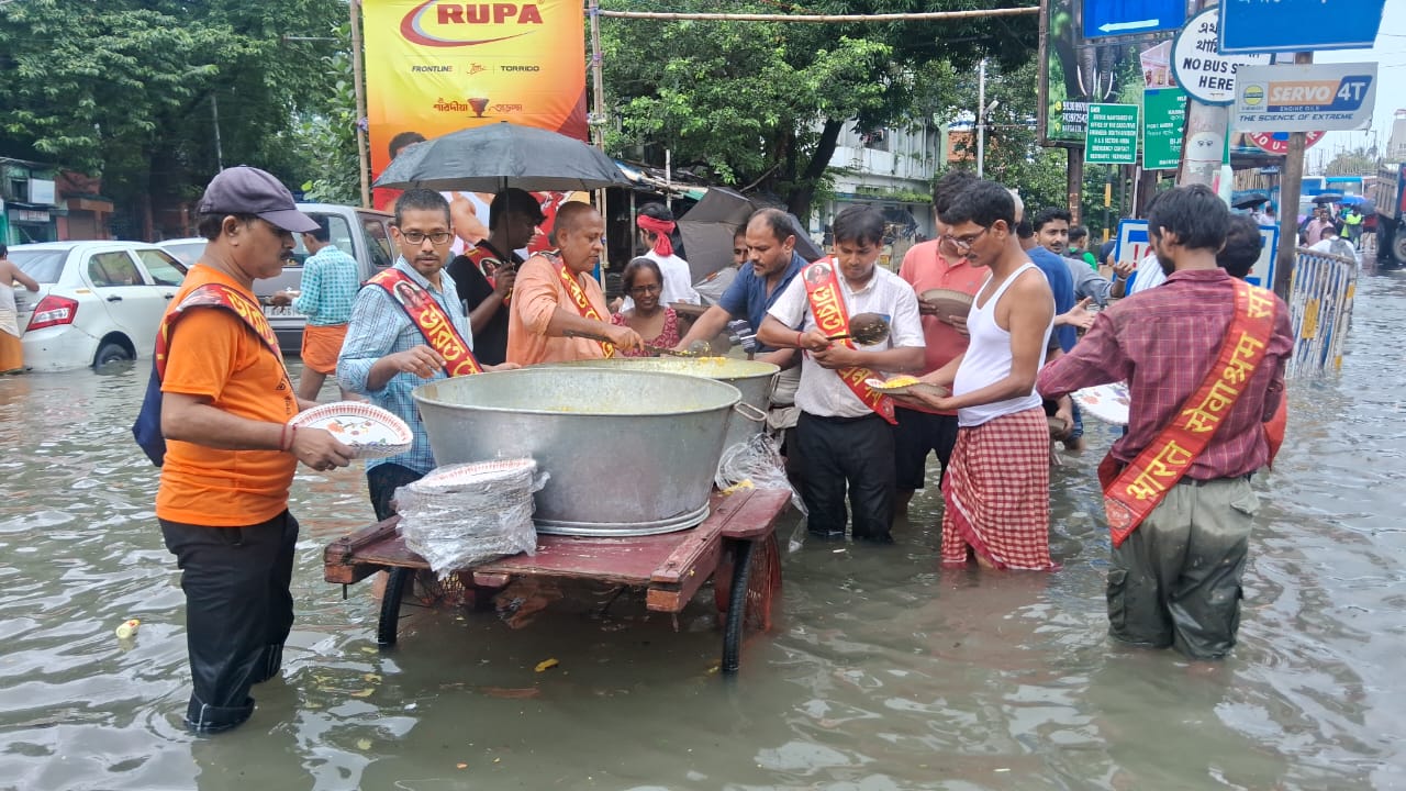 জলমগ্ন কলকাতায় রান্না করা খাবার বিতরণ শুরু করল ভারত সেবাশ্রম সংঘ