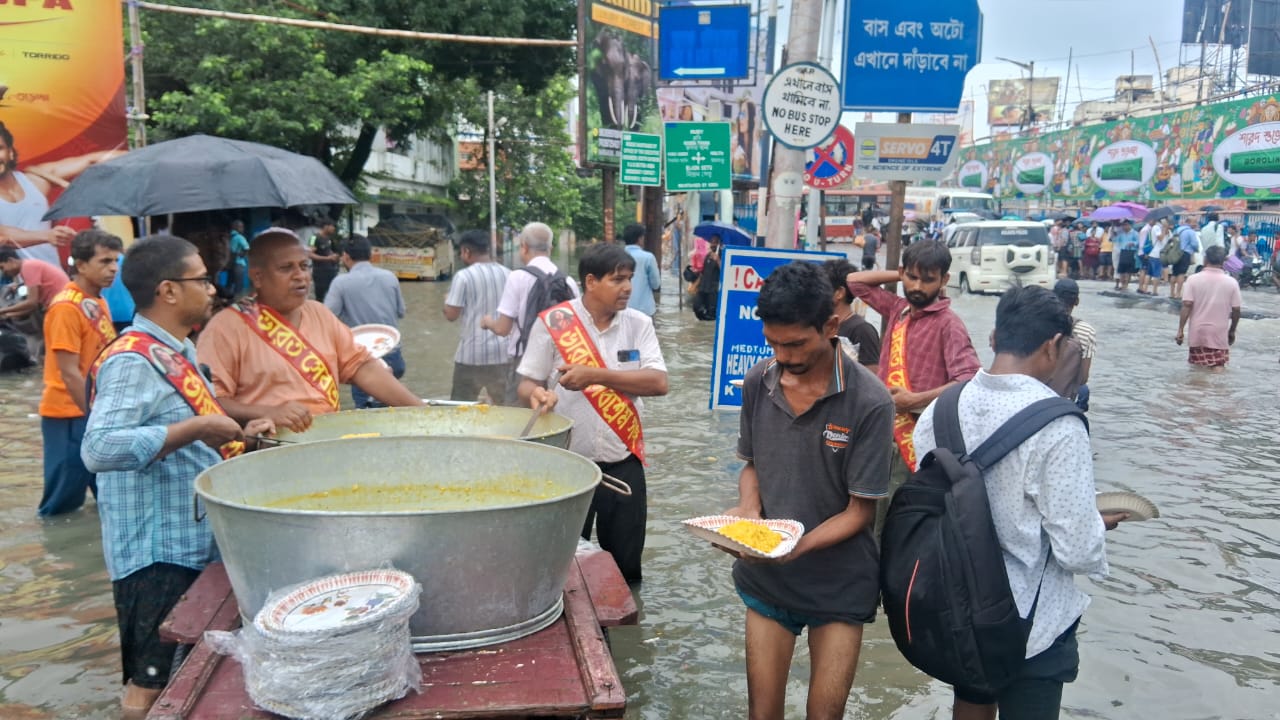 কোটালের জেরে গঙ্গার জলস্তর বেড়ে যাওয়ায় গোটা কলকাতা শহর কার্যত জলমগ্ন