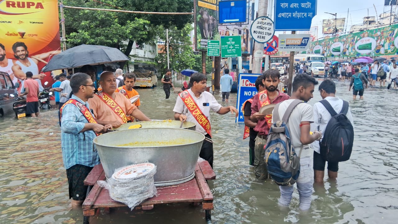 কোটালের জেরে গঙ্গার জলস্তর বেড়ে যাওয়ায় গোটা কলকাতা শহর কার্যত জলমগ্ন