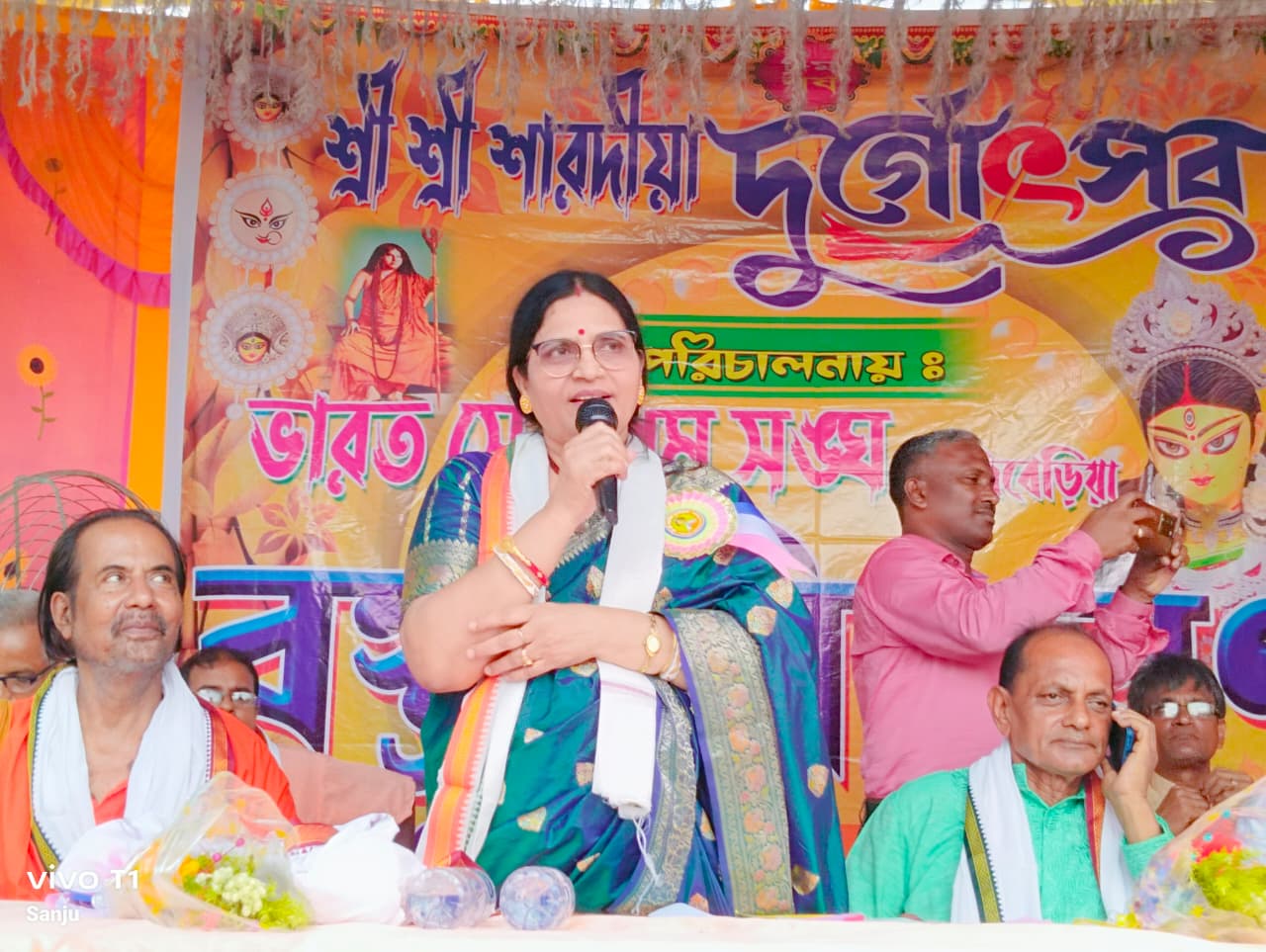 গরিব ও দুস্থ মানুষের হাতে নতুন বস্ত্র তুলে দেওয়া হল
