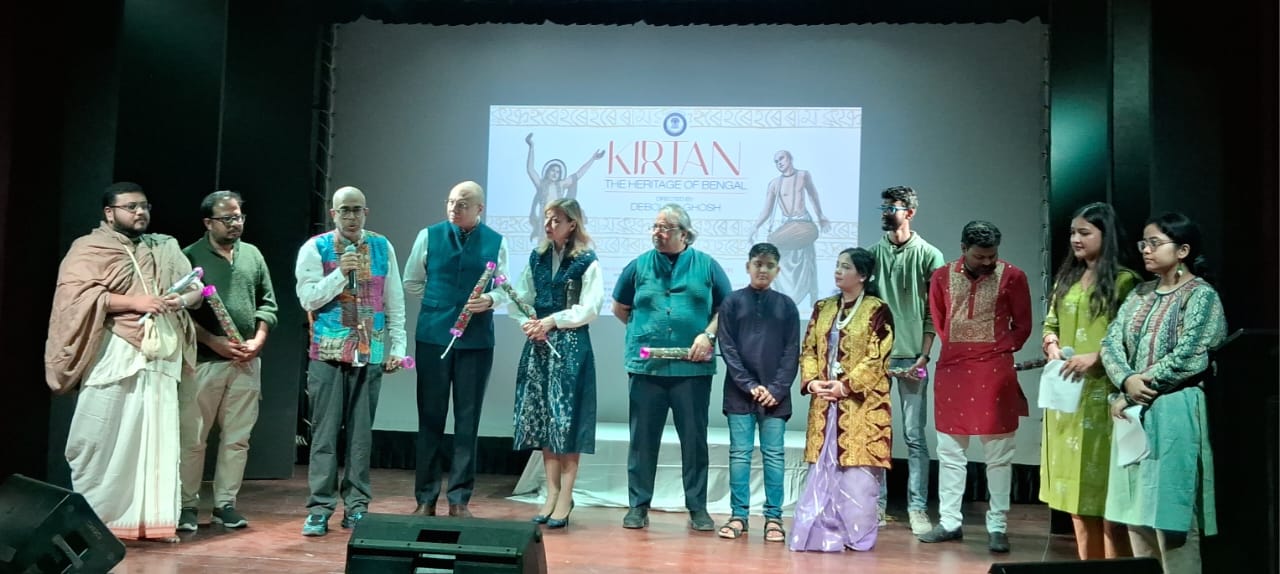 বুধবার সন্ধ্যায় কলকাতায় ছবিটির প্রথম প্রাইভেট প্রদর্শনীর আয়োজন করা হয়।