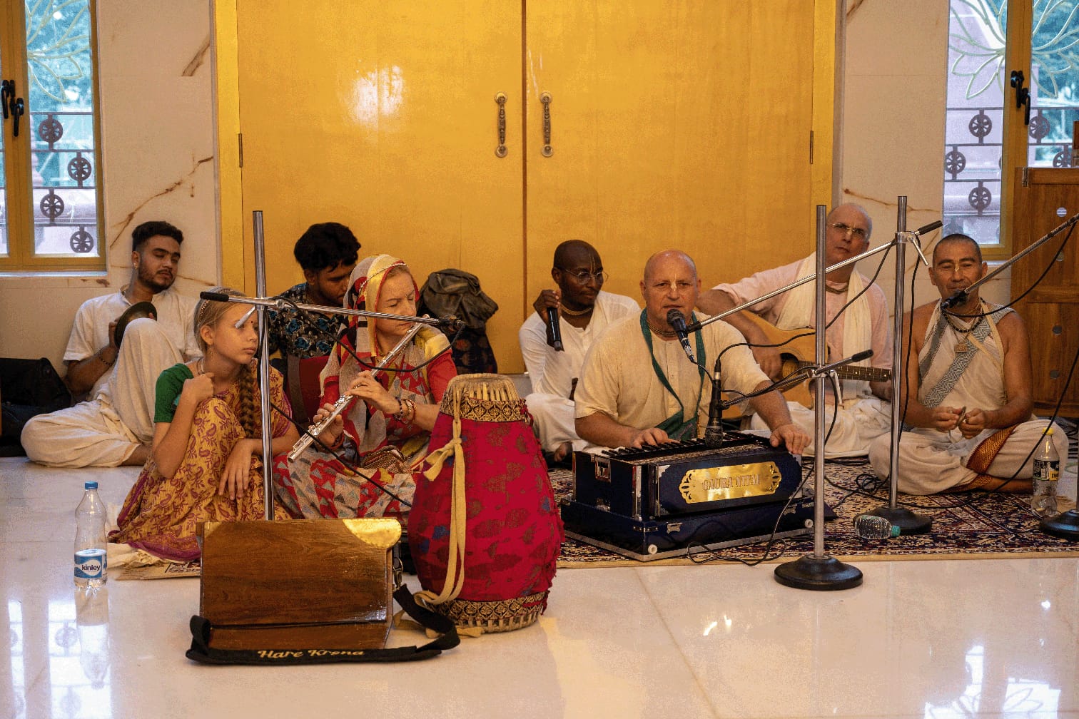 গুরুপূজা, বিশেষ আরতি, শাস্ত্রপাঠ, হরিনাম সংকীর্তন, ভজন-কীর্তন, আধ্যাত্মিক আলোচনা