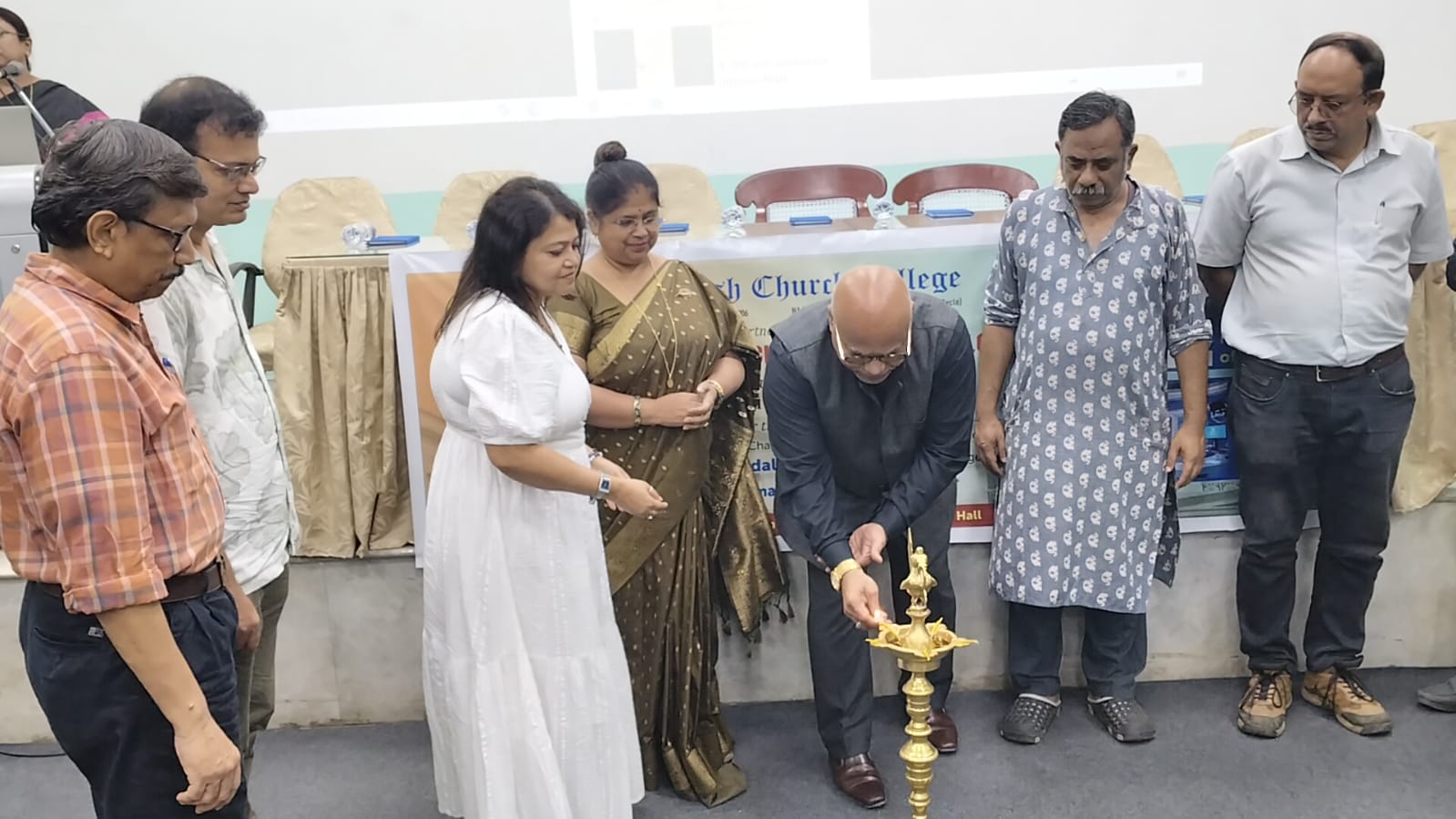 প্রতিটি কোর্সের মেয়াদ ৩৯০ ঘণ্টা এবং প্রতি ব্যাচে ৩৩ জন করে ছাত্র-ছাত্রী সম্পূর্ণ বিনামূল্যে