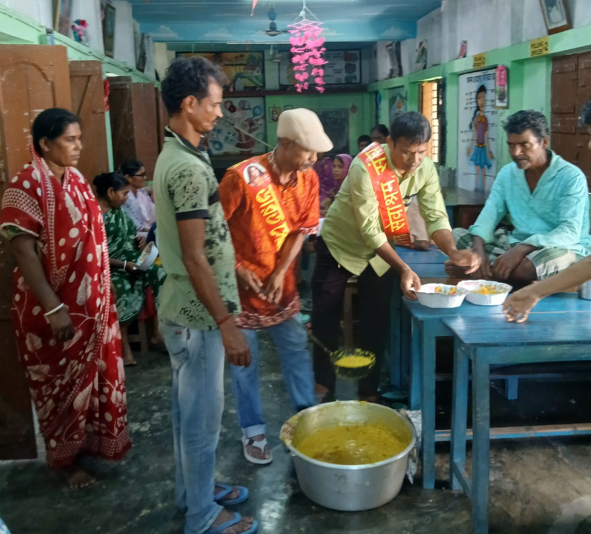 বন্যাকবলিত প্রত্যন্ত এলাকায় পৌঁছে দেওয়া হচ্ছে ত্রাণ সামগ্রী