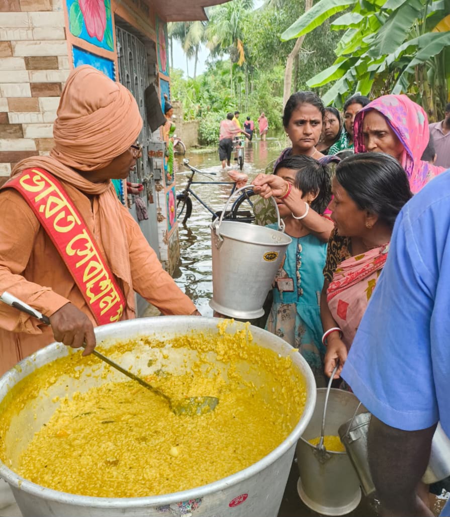 বন্যাকবলিত প্রত্যন্ত এলাকায় পৌঁছে দেওয়া হচ্ছে ত্রাণ সামগ্রী