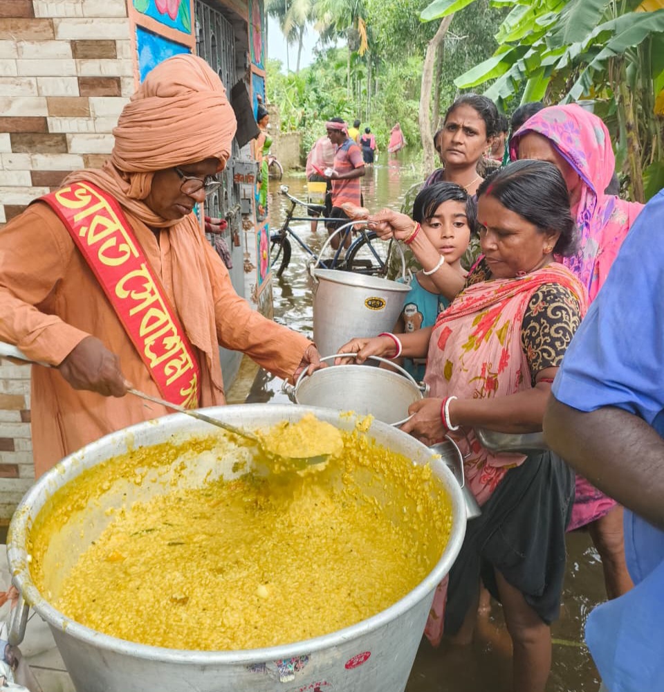 বন্যার্তদের পাশে ভারত সেবাশ্রম সংঘ