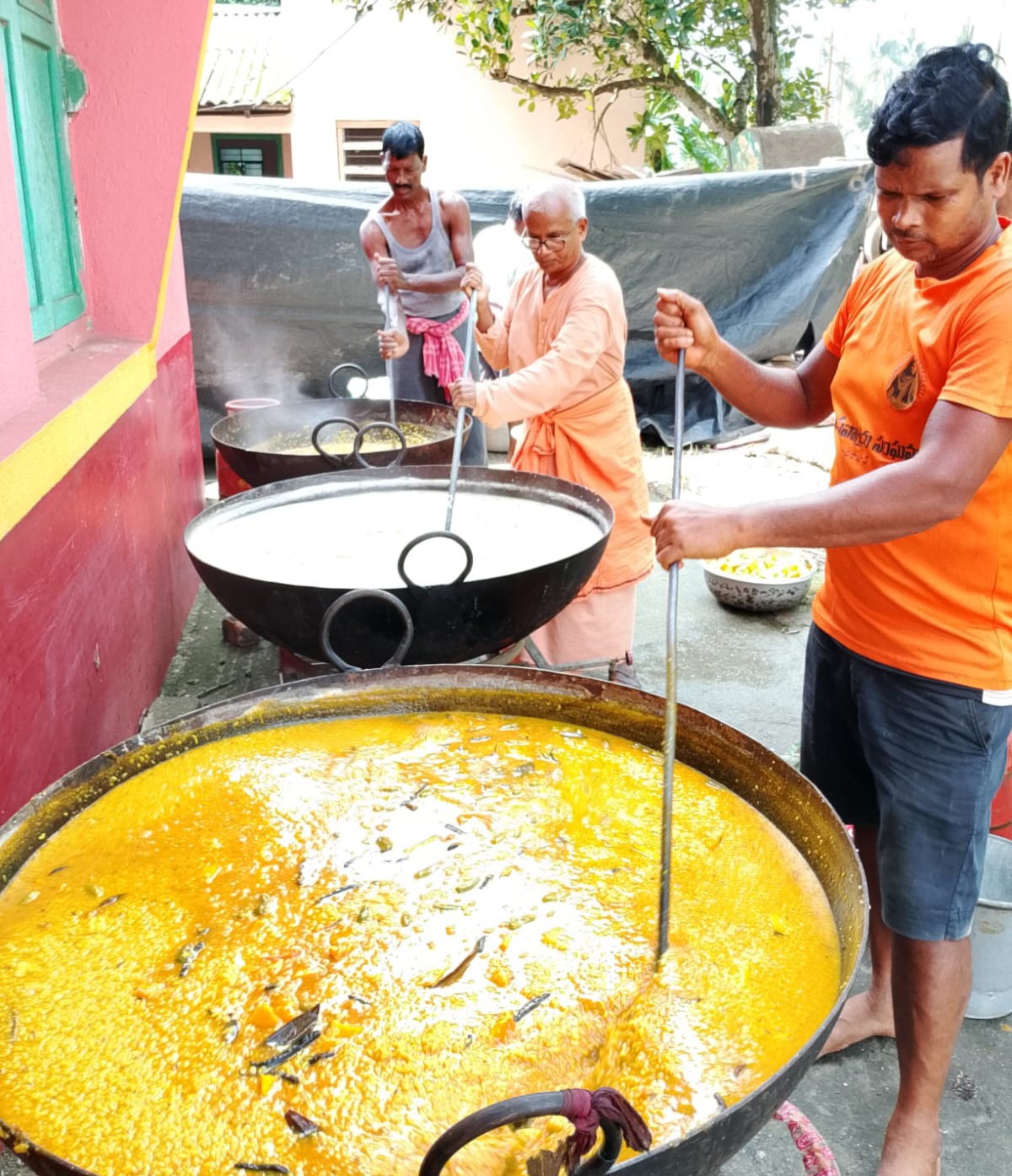 বন্যার্তদের পাশে ভারত সেবাশ্রম সংঘ, মেদিনীপুর থেকে অসম চলছে ত্রাণ ও পুনর্বাসনের কাজ